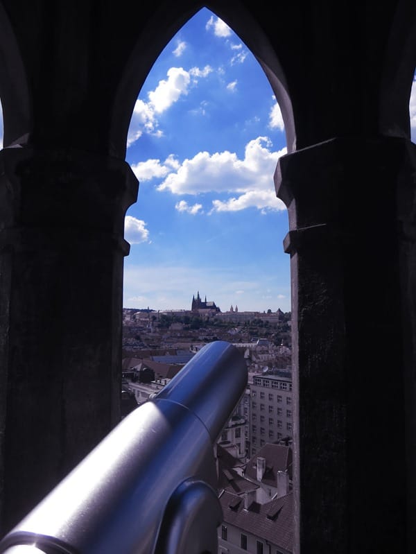 09_Blick-vom-Altstaedter-Rathaus-zur-Prager-Burg-Prag-Tschechien