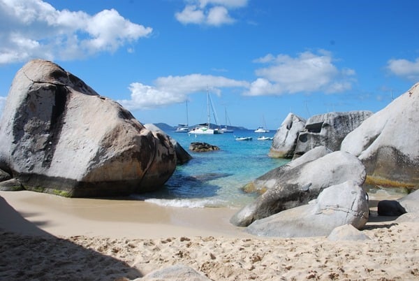 Felsen am Strand Segelboote The Baths Virgin Gorda British Virgin Islands