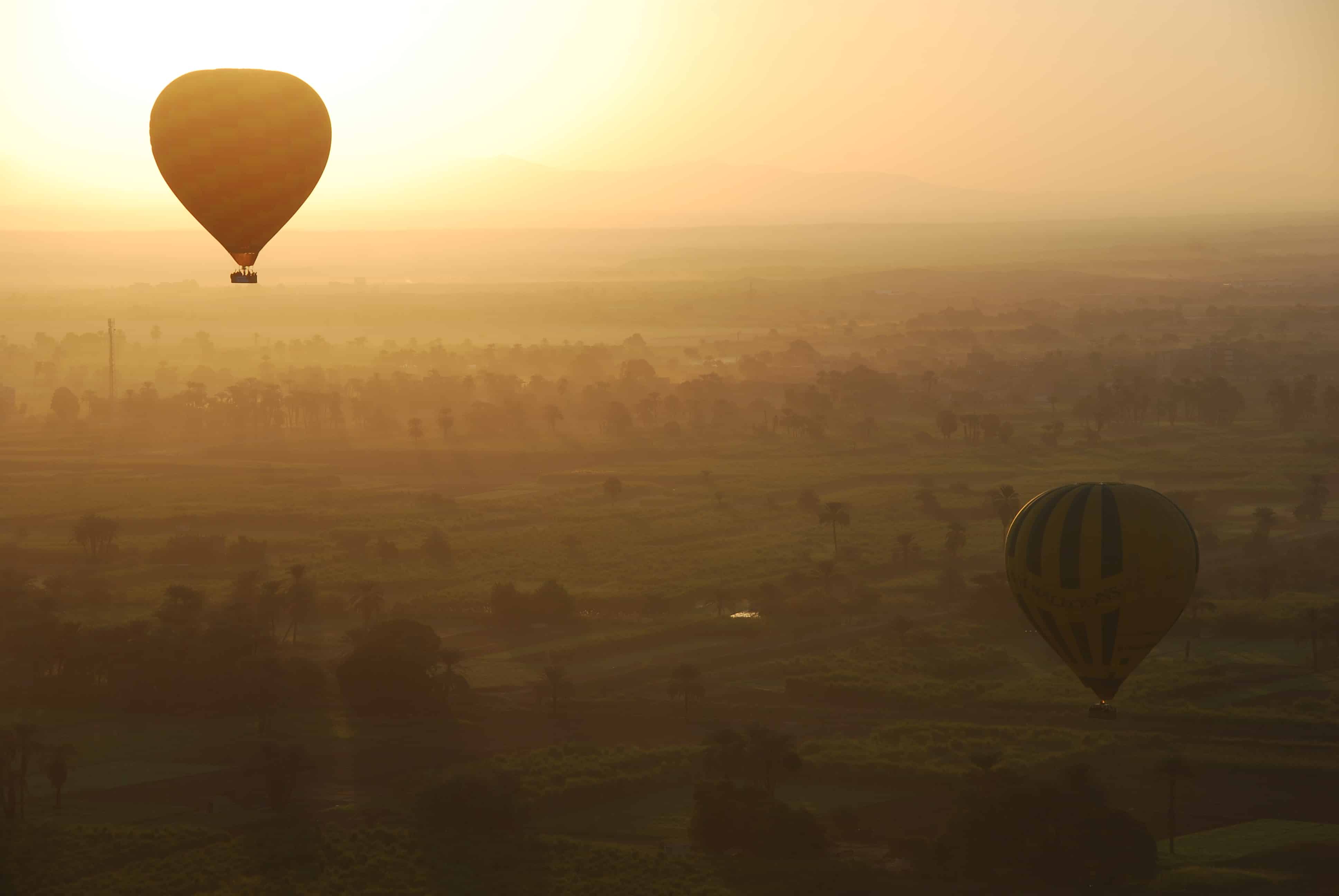 Bei Sonnenaufgang Im Heissluftballon Uber Luxor Ballonfahrt Agypten