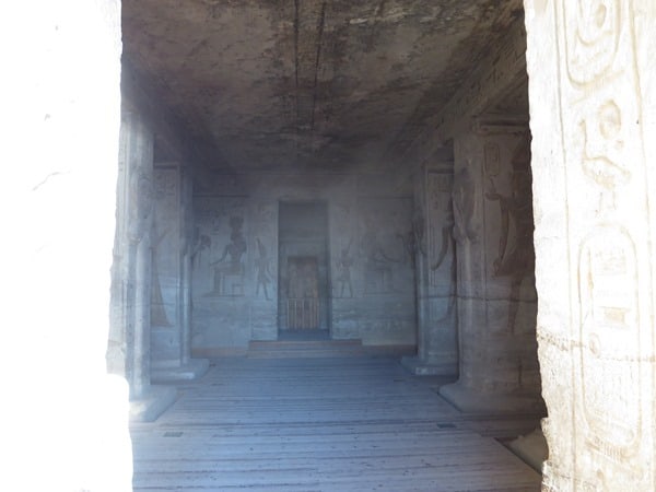 Einblick Innenraum Abu Simbel Hathor Tempel Ägypten Nilkreuzfahrt