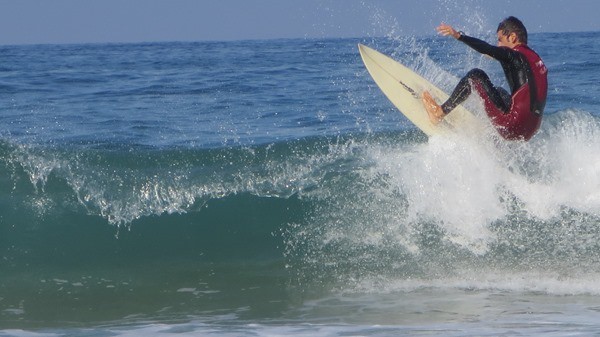 Surfer am Strand Praia da Cresmina Portugal