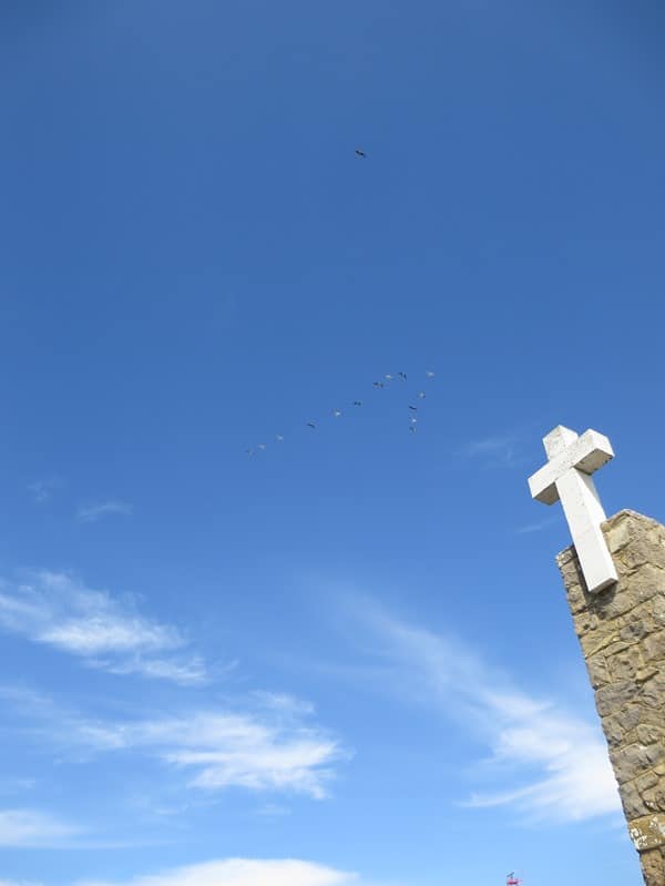 Cabo da Roca westlichster Punkt Europas Kreuz Vogelschwarm Portugal