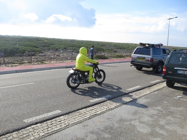 gelber Stuntman Motorrad Cascais Portugal