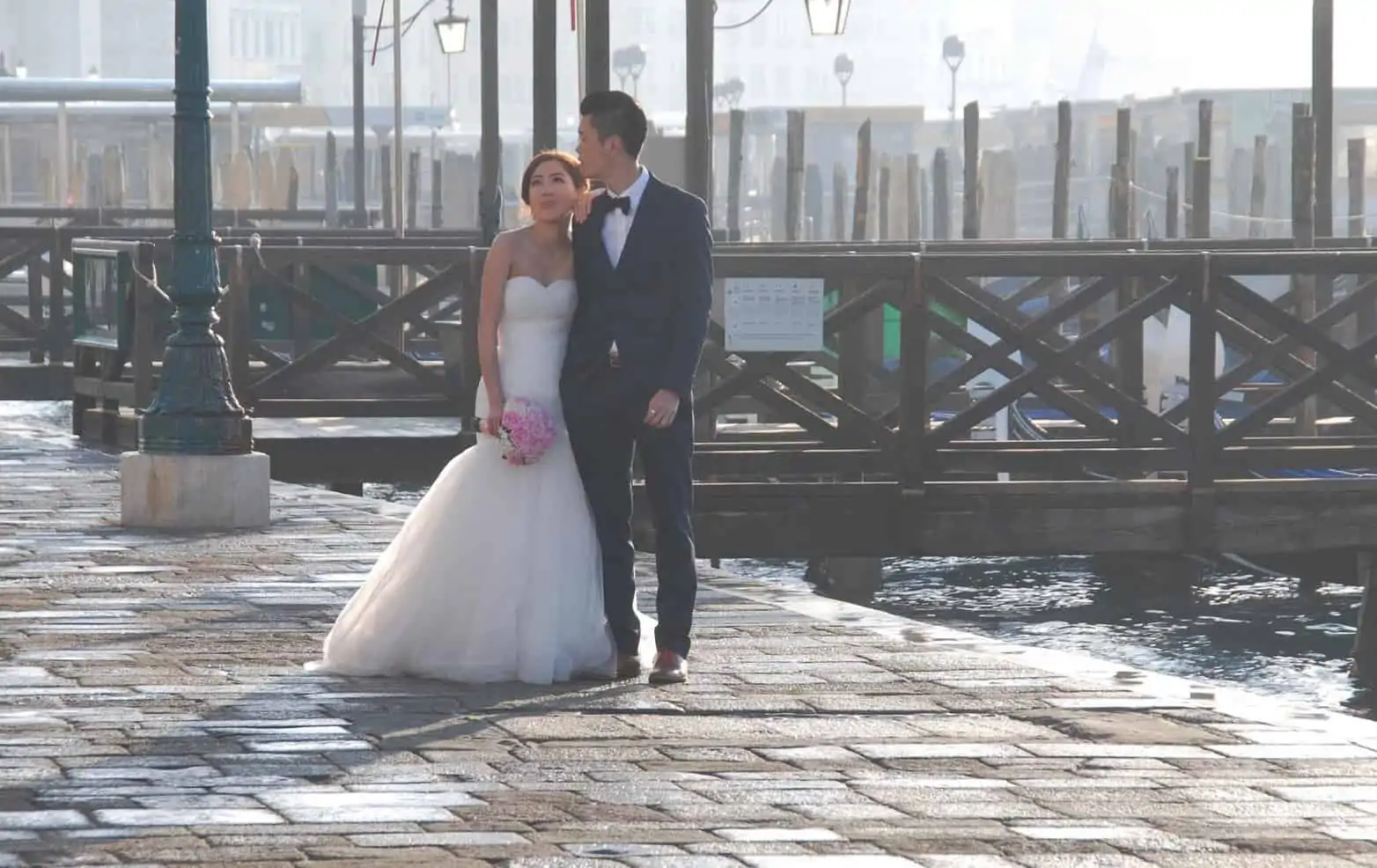 00 Flitterwochen fuer jeden Geldbeutel Venedig Italien Brautpaar 1 e1454939607766 Wo kann man günstig Flitterwochen machen?