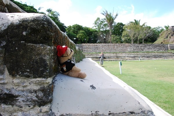 08_Maskottchen-Jack-mit-Blick-auf-Maya-Pyramide