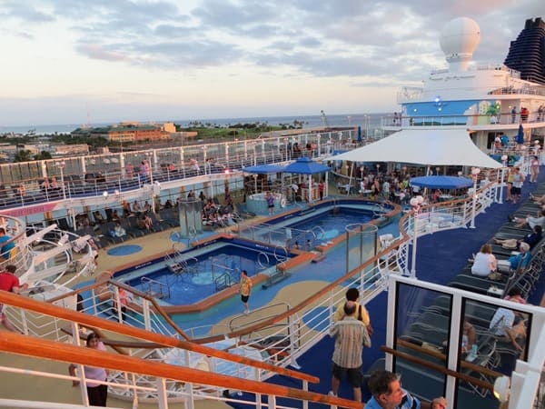 Kreuzfahrt Pooldeck Pool Swimmingpool Kreuzfahrtschiff NCL Pride of America