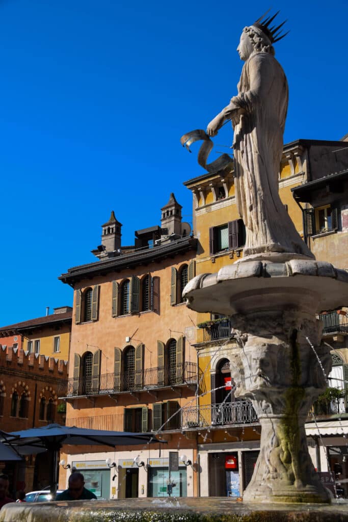 Piazza delle Erbe Brunnen Statue Madonna Verona Sehenswürdigkeiten Italien