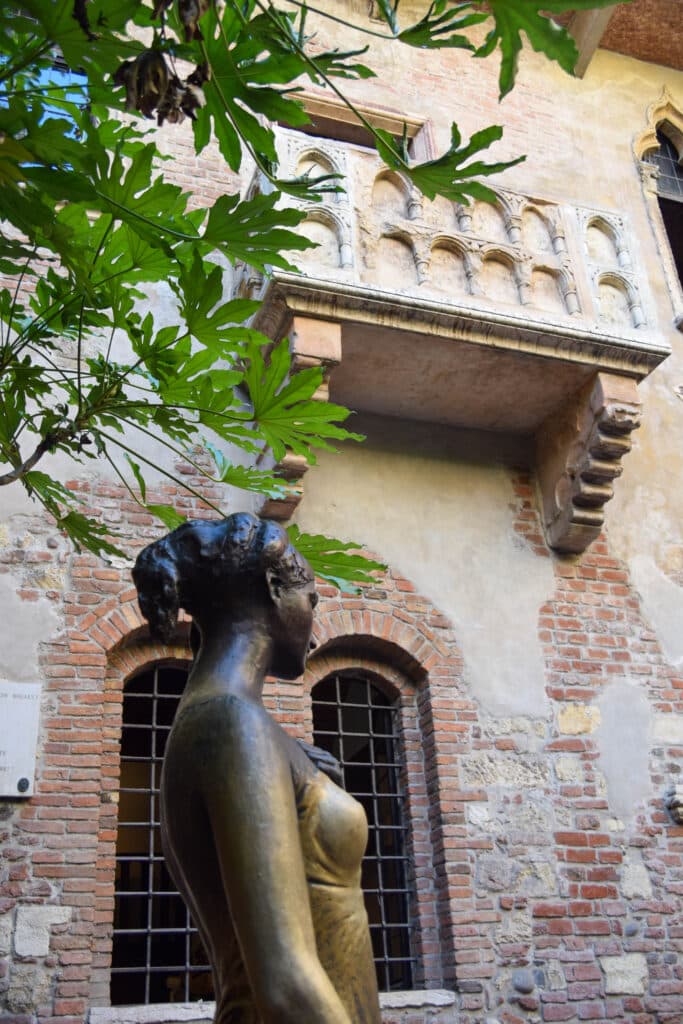 Verona Sehenswürdigkeiten Romeo & Julia Statue Balkon Casa di Giulietta Italien