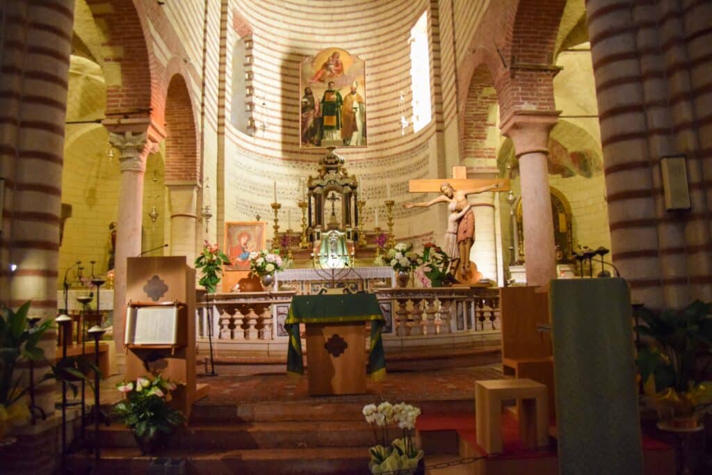 Verona Sehenswürdigkeiten Altar Basilica di San Lorenzo Kirche Italien