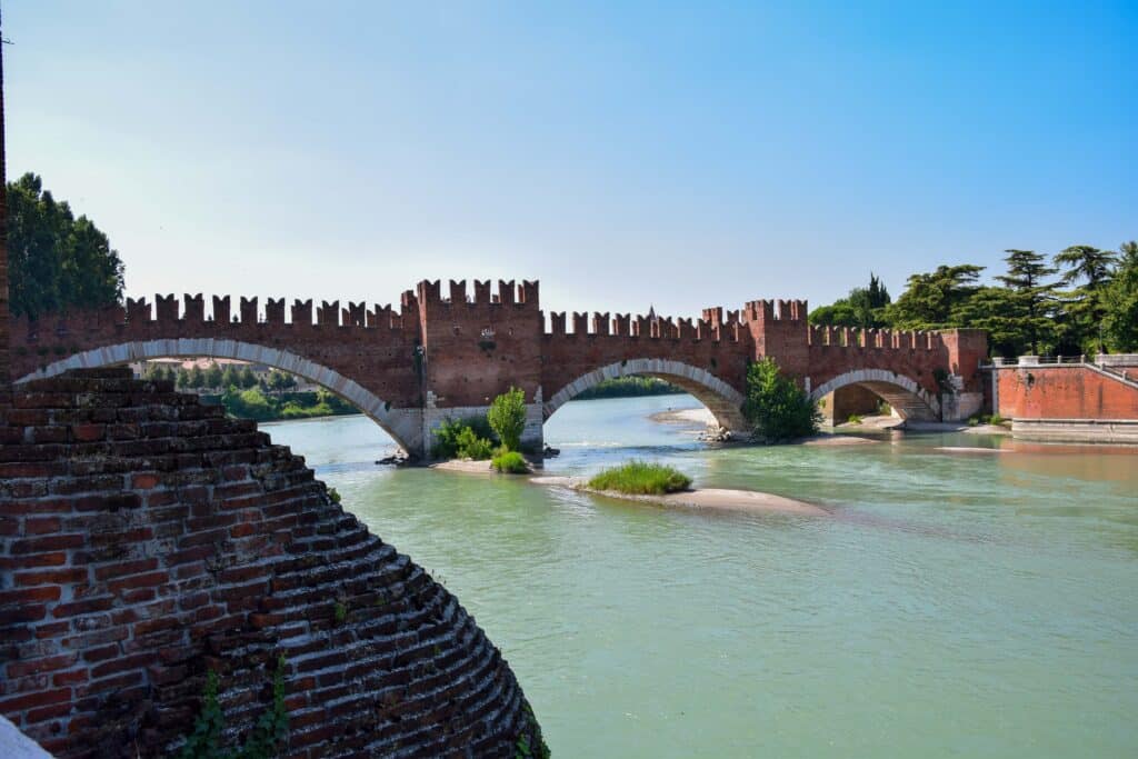 Verona Sehenswürdigkeiten Brücke Ponte di Castelvecchio Ponte Scaligero Etsch Adige Italien