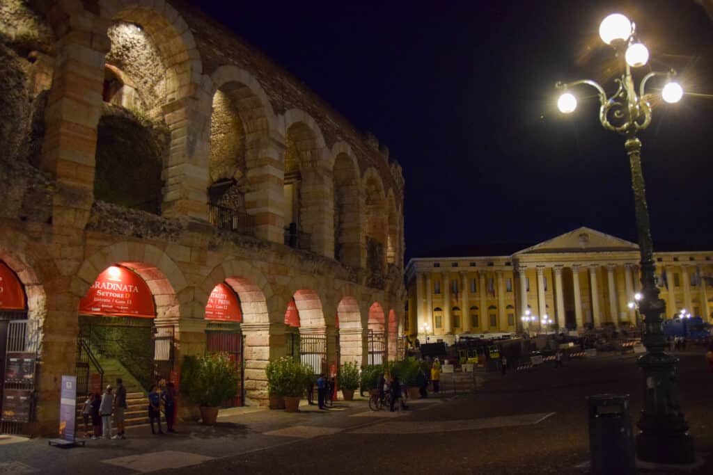 Abends am Piazza Bra Arena di Verona Italien