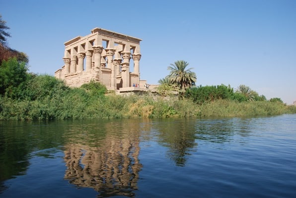 Nilkreuzfahrt Trajan Kiosk des Augustus Spiegelung Nil Philae Tempel Assuan Ägypten Urlaub