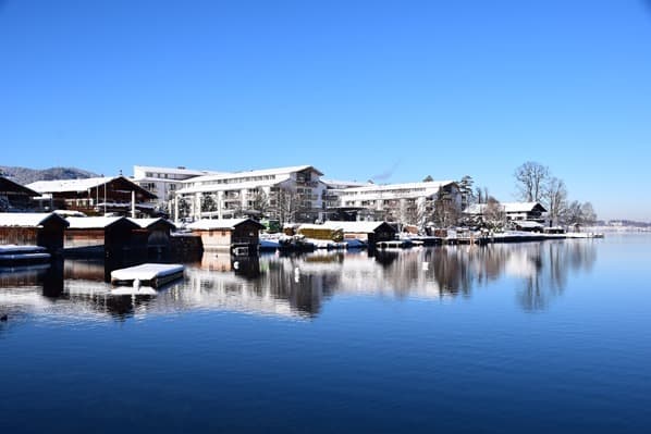 12_Seehotel-Überfahrt-Winter-Rottach-Egern-Tegernsee-Bayern-Deutschland