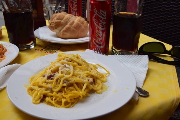 La Maddalena Sardinien Mittagessen Spaghetti Carbonara Coca Cola Italien