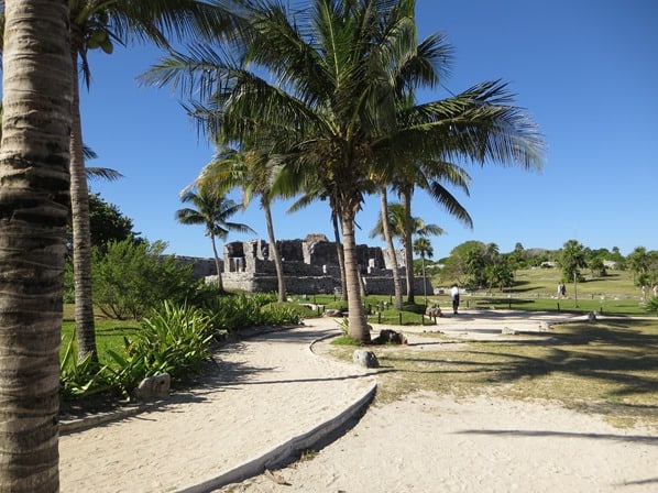 Tulum Mexiko Karibik Weg zum Maya Tempel des herabsteigenden Gottes Ruine Yucatan