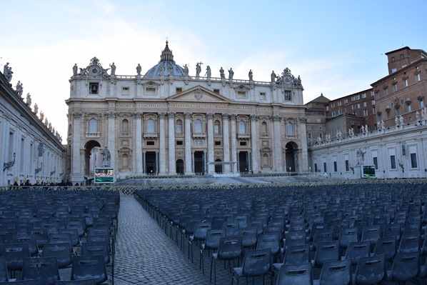 Vatikan Rom Petersplatz bestuhlt Petersdom Italien
