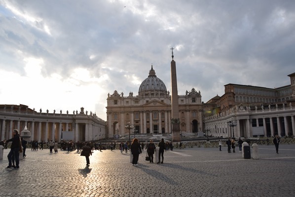 Vatikan Rom Sonnenuntergang am Petersplatz Petersdom Italien