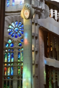 wendelteppe buntglasfenster kathedrale sagrada familia barcelona spanien aida familien kreuzfahrt