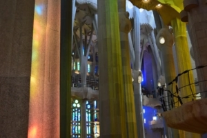 lichtspiel innenraum kathedrale sagrada familia barcelona spanien aida familien kreuzfahrt