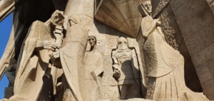 statuen an der kathedrale sagrada familia barcelona spanien aida familien kreuzfahrt