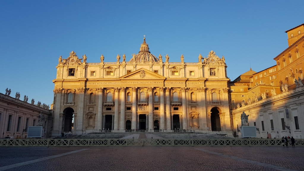 spaziergang leerer petersplatz petersdom morgens vatikan rom italien
