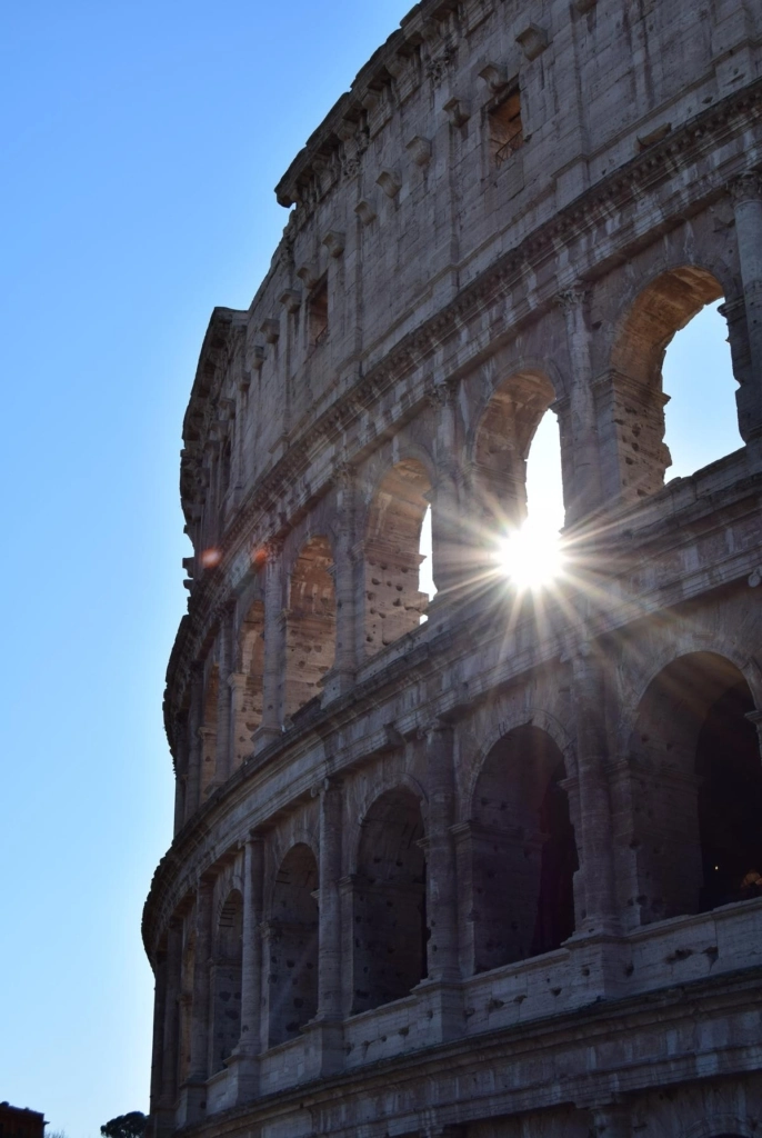 sonnenschein durch das kolosseum rom italien