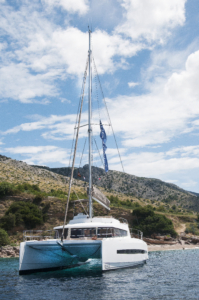 yachtcharter kroatien yacht boot katamaran vor anker