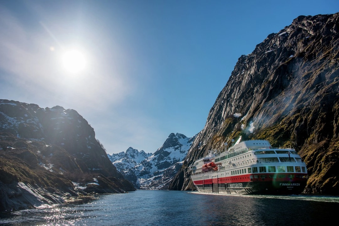 Hurtigruten Norwegen Kreuzfahrt MS Finmarken Trollfjorden