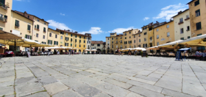 Piazza dell’Anfiteatro Lucca Toskana Italien Sommer 2021 Corona