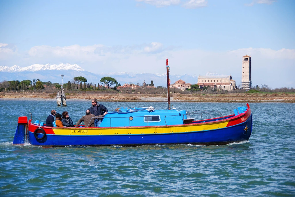 buntes Boot Torcello Burano Venedig Sehenswürdigkeiten Italien buntes Boot Torcello Burano Venedig Sehenswürdigkeiten Italien