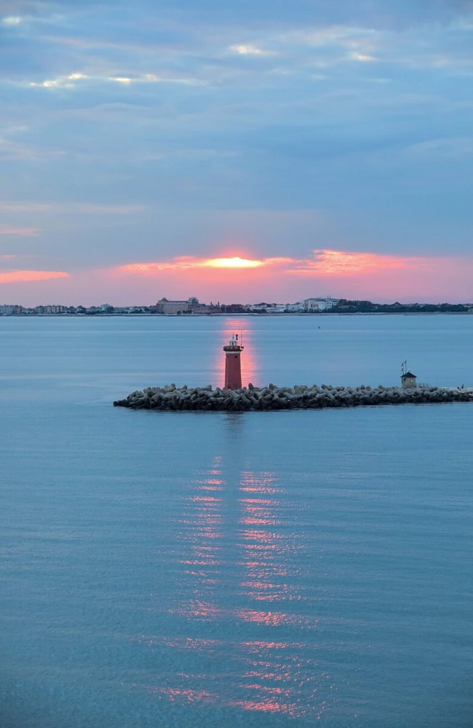 Sonnenuntergang Leuchtturm Faro di San Nicolo Lido di Venezia Venedig Sehenswürdigkeiten Italien Sonnenuntergang Leuchtturm Faro di San Nicolo Lido di Venezia Venedig Sehenswürdigkeiten Italien