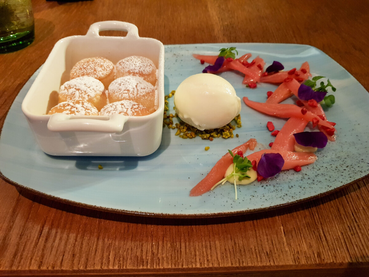 Althoff Seehotel Überfahrt Restaurant Bayernstube Dessert Quarkbällchen mit Eis Rottach-Egern Tegernsee