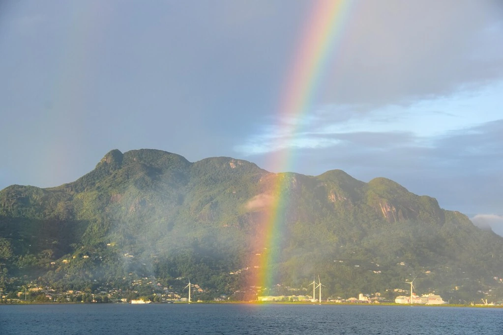 Regenbogen bei Sonnenaufgang Mahe Seychellen Kreuzfahrt Asien Costa neoRomantica