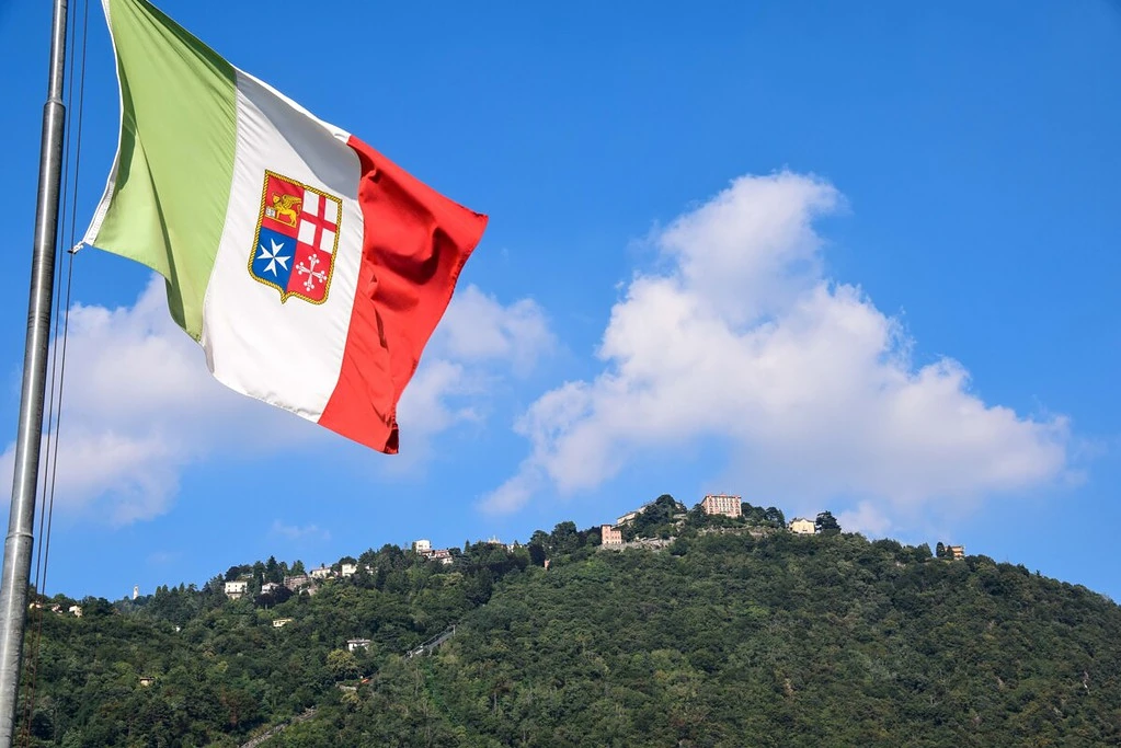 Blick von Como nach Brunate mit Tricolore Italienische Flagge Comer See Lombardei Italien