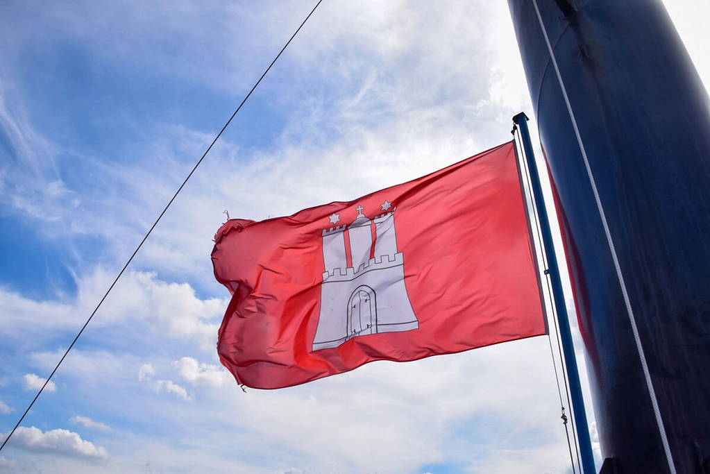 Hamburgische Flagge im Wind Große Hafenrundfahrt Hamburg Rainer Abicht Elbreederei