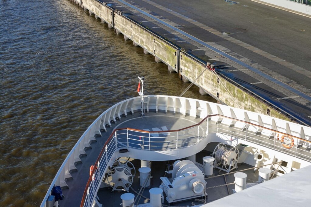 Decksumlauf nature walk Deck 5 Hanseatic Nature Kreuzfahrtschiff Hapag-Lloyd Cruises