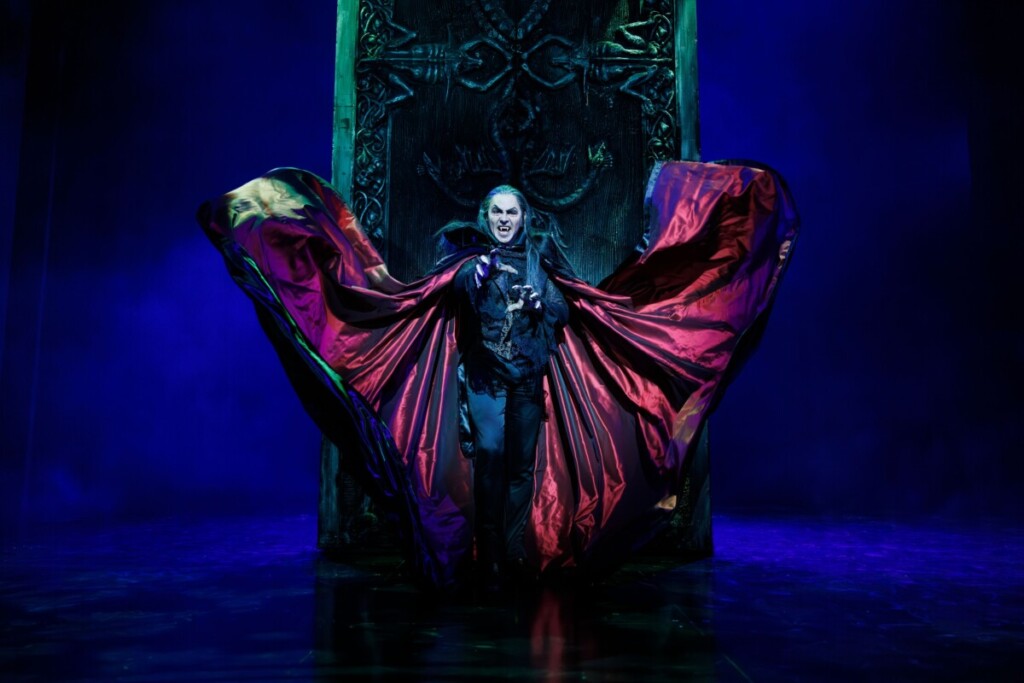 Rob Fowler als Graf von Krolock Musical Tanz der Vampire Stage Operettenhaus Hamburg Morris Mac Matzen