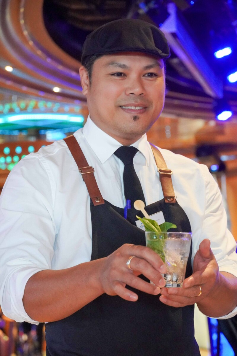 Cocktail Barkeeper Costa Diadema Familienkreuzfahrt