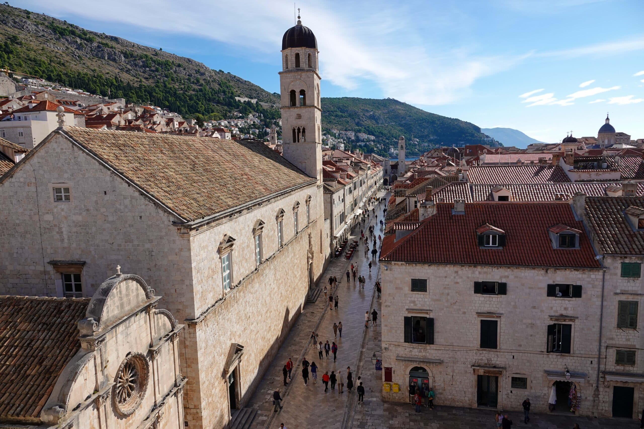 Stadtmauern Rundgang Historische Strasse Stradun Dubrovnik Altstadt Kroatien Dalmatien