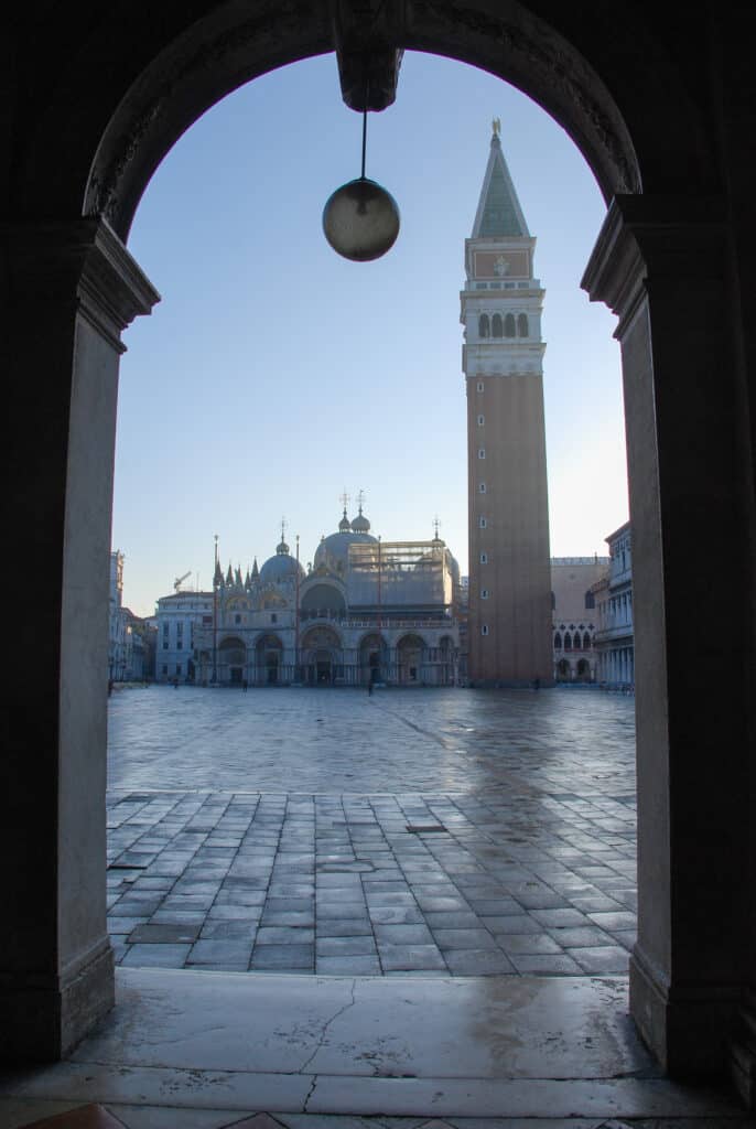 Top 10 Venedig Sehenswürdigkeiten Markusplatz am Morgen