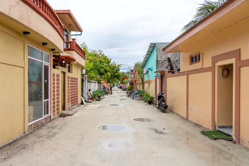 Malediven low budget Maafushi Strasse