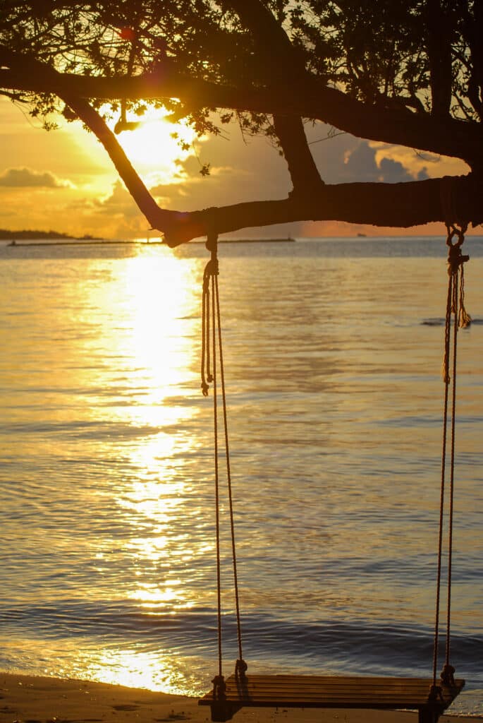 Malediven low budget Sonnenuntergang mit Schaukel